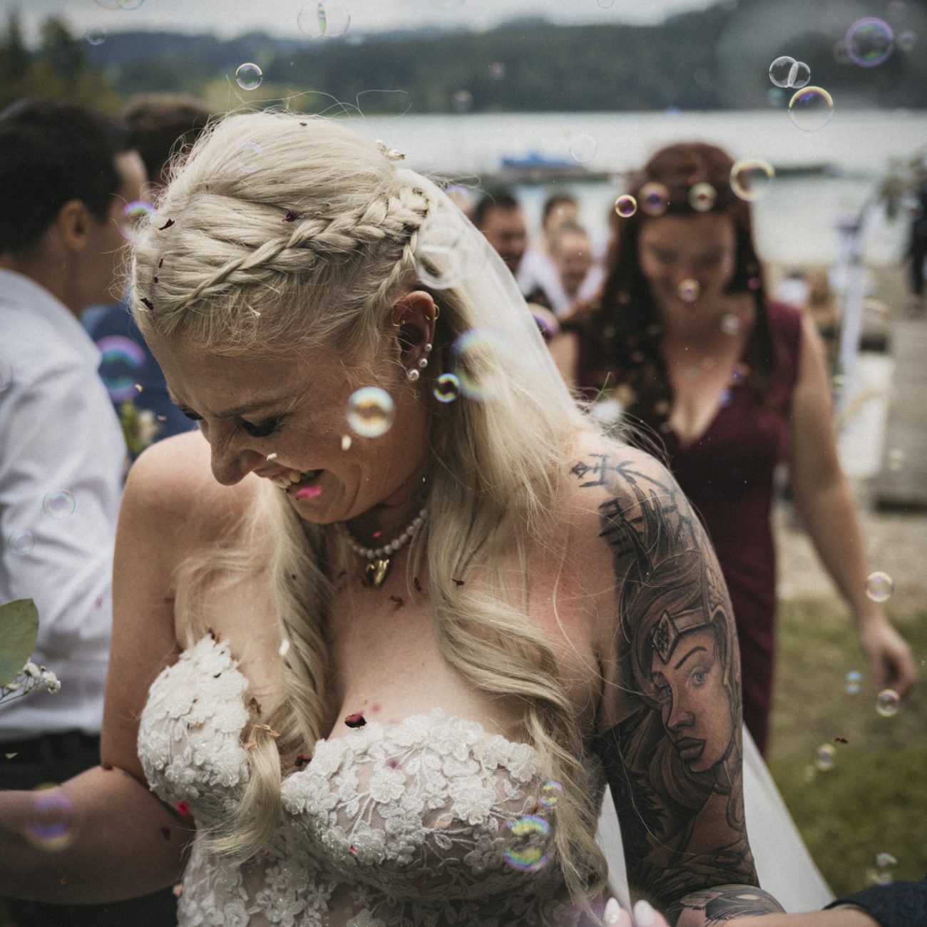 Laura und Manuel feiern ihre standesamtliche Trauung in Faistenau und ihre freie Trauung am Fuschlsee am 17. August 2024. Eine romantische Hochzeit mit Natur und türkisem Wasser.