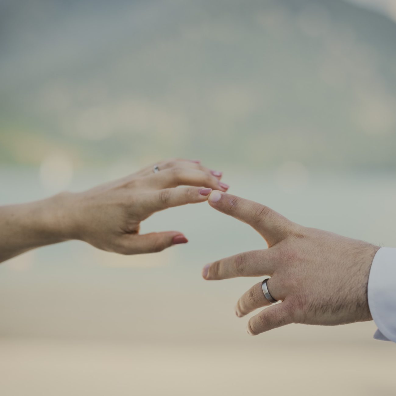 Silvia und Tom feiern ihre freie Trauung am Wolfgangsee in St. Gilgen. Der Tag endet mit einem Sprung ins Wasser im Brautkleid – unvergesslich und voller Freude.