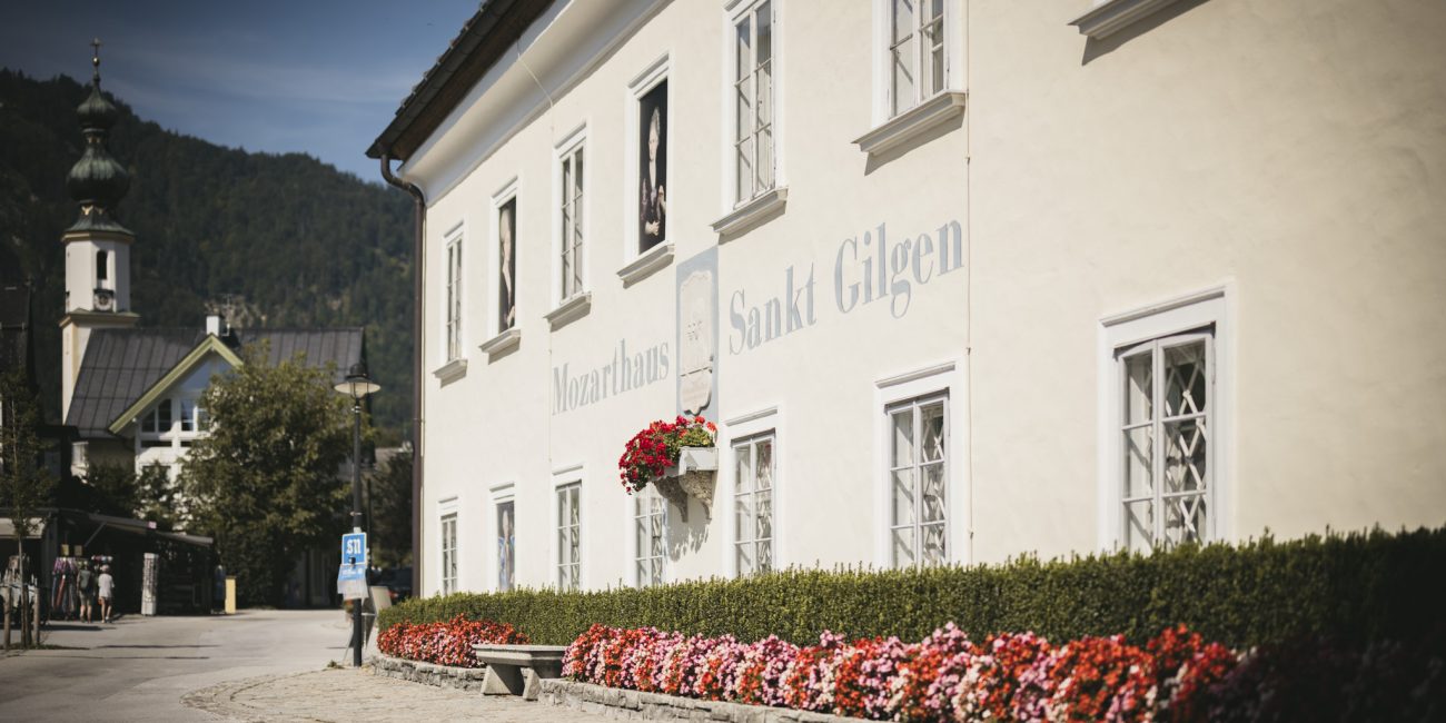 Silvia und Tom feiern ihre freie Trauung am Wolfgangsee in St. Gilgen. Der Tag endet mit einem Sprung ins Wasser im Brautkleid – unvergesslich und voller Freude.