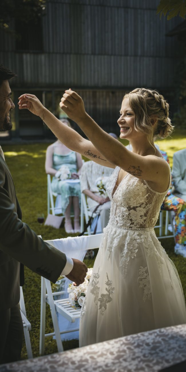 Silvia und Tom feiern ihre freie Trauung am Wolfgangsee in St. Gilgen. Der Tag endet mit einem Sprung ins Wasser im Brautkleid – unvergesslich und voller Freude.