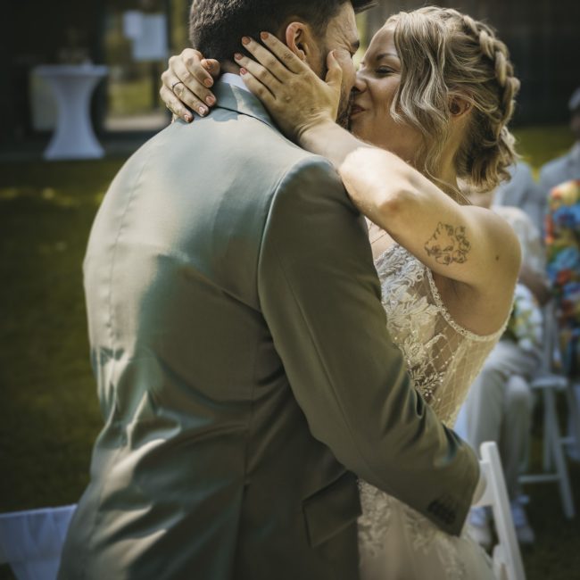 Silvia und Tom feiern ihre freie Trauung am Wolfgangsee in St. Gilgen. Der Tag endet mit einem Sprung ins Wasser im Brautkleid – unvergesslich und voller Freude.