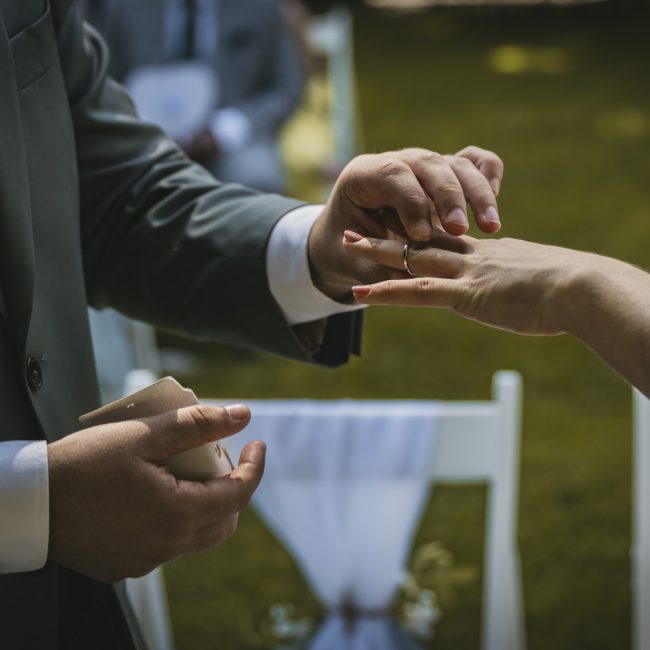 Silvia und Tom feiern ihre freie Trauung am Wolfgangsee in St. Gilgen. Der Tag endet mit einem Sprung ins Wasser im Brautkleid – unvergesslich und voller Freude.