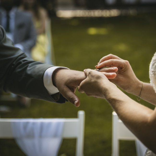 Silvia und Tom feiern ihre freie Trauung am Wolfgangsee in St. Gilgen. Der Tag endet mit einem Sprung ins Wasser im Brautkleid – unvergesslich und voller Freude.