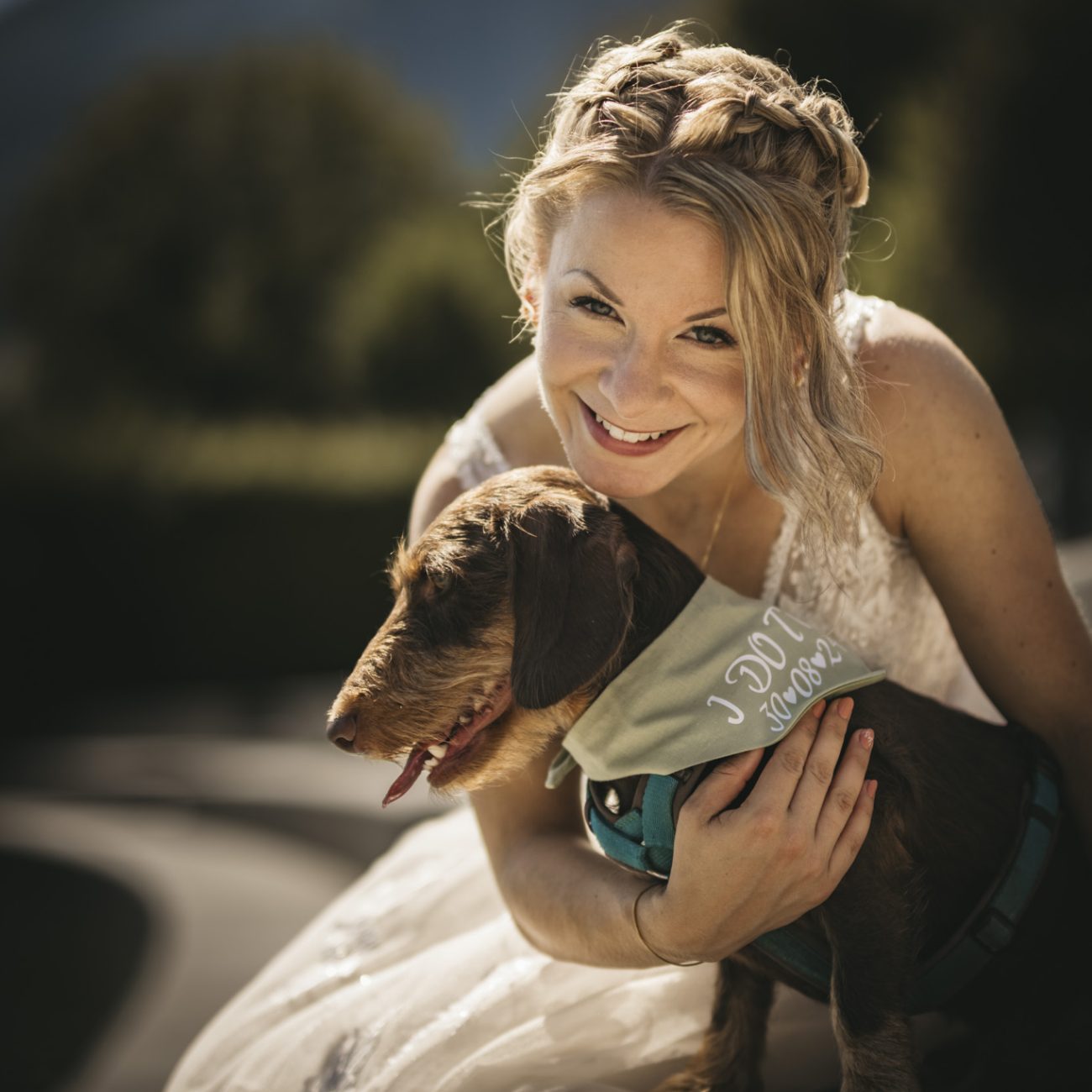 Silvia und Tom feiern ihre freie Trauung am Wolfgangsee in St. Gilgen. Der Tag endet mit einem Sprung ins Wasser im Brautkleid – unvergesslich und voller Freude.