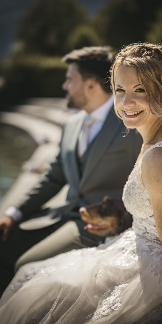 Silvia und Tom feiern ihre freie Trauung am Wolfgangsee in St. Gilgen. Der Tag endet mit einem Sprung ins Wasser im Brautkleid – unvergesslich und voller Freude.