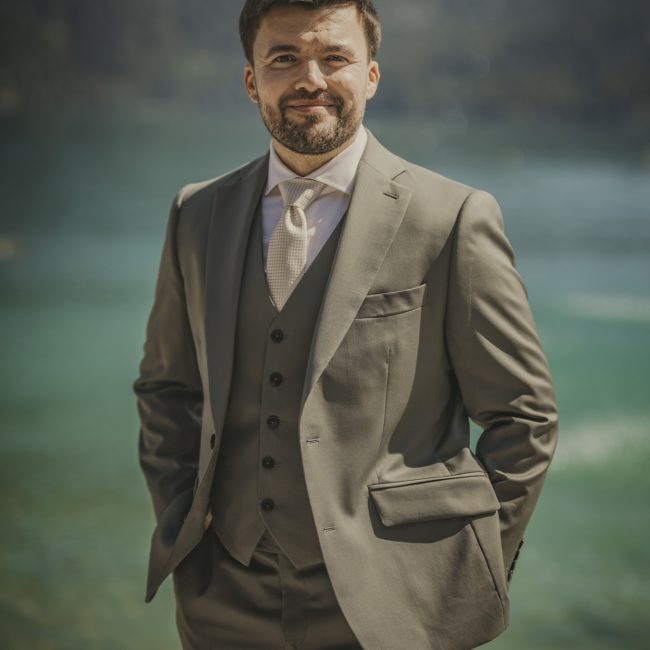 Silvia und Tom feiern ihre freie Trauung am Wolfgangsee in St. Gilgen. Der Tag endet mit einem Sprung ins Wasser im Brautkleid – unvergesslich und voller Freude.