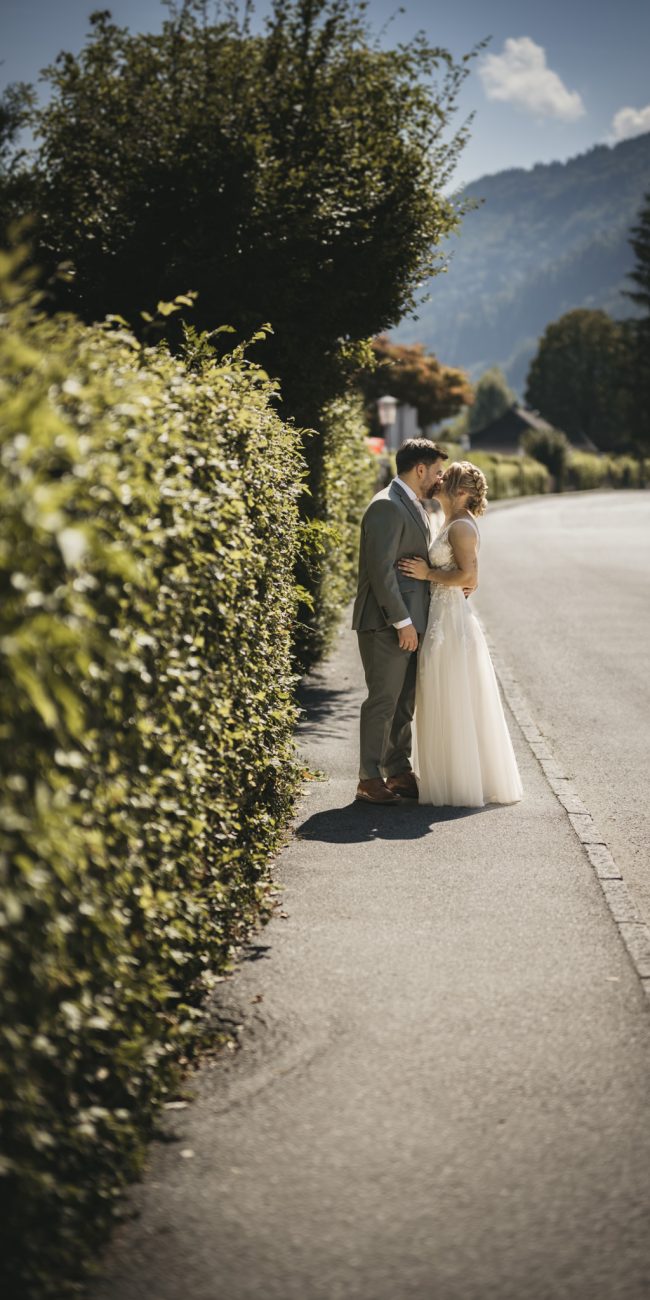 Silvia und Tom feiern ihre freie Trauung am Wolfgangsee in St. Gilgen. Der Tag endet mit einem Sprung ins Wasser im Brautkleid – unvergesslich und voller Freude.