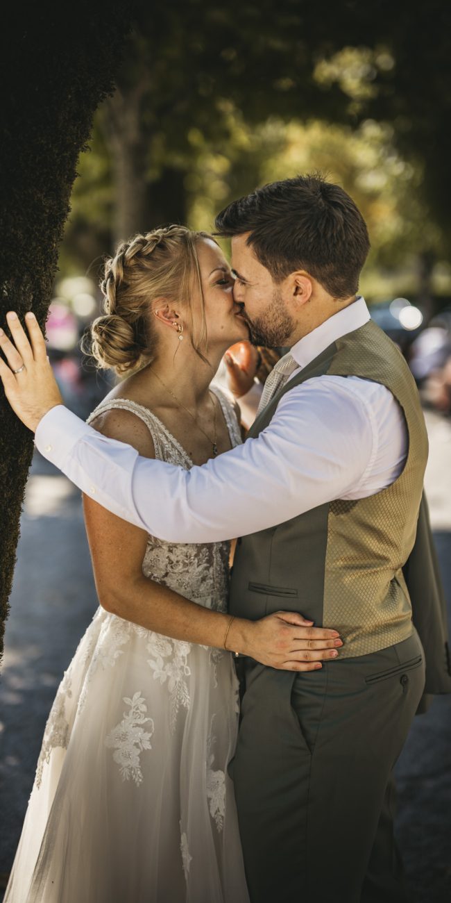 Silvia und Tom feiern ihre freie Trauung am Wolfgangsee in St. Gilgen. Der Tag endet mit einem Sprung ins Wasser im Brautkleid – unvergesslich und voller Freude.