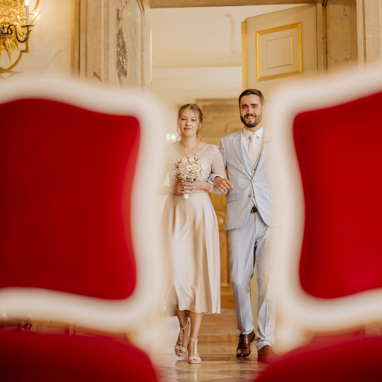 Anna und Martin feiern ihre Hochzeit im Marmorsaal von Schloss Mirabell in Salzburg am 27. April 2024. Romantisches Frühlingswetter und ein intimer Rahmen machen den Tag unvergesslich.