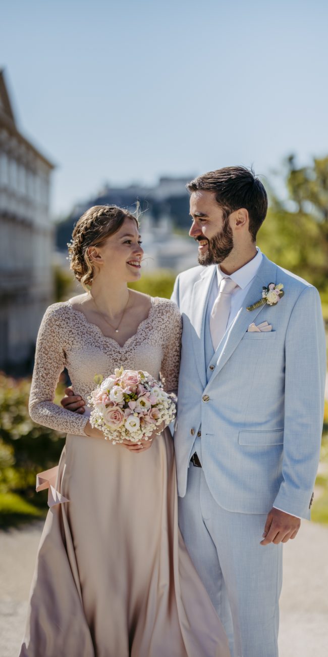 Anna und Martin feiern ihre Hochzeit im Marmorsaal von Schloss Mirabell in Salzburg am 27. April 2024. Romantisches Frühlingswetter und ein intimer Rahmen machen den Tag unvergesslich.