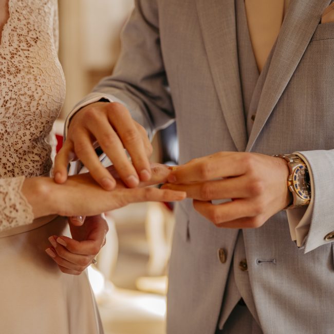 Anna und Martin feiern ihre Hochzeit im Marmorsaal von Schloss Mirabell in Salzburg am 27. April 2024. Romantisches Frühlingswetter und ein intimer Rahmen machen den Tag unvergesslich.