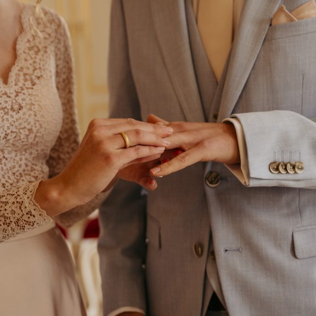 Anna und Martin feiern ihre Hochzeit im Marmorsaal von Schloss Mirabell in Salzburg am 27. April 2024. Romantisches Frühlingswetter und ein intimer Rahmen machen den Tag unvergesslich.