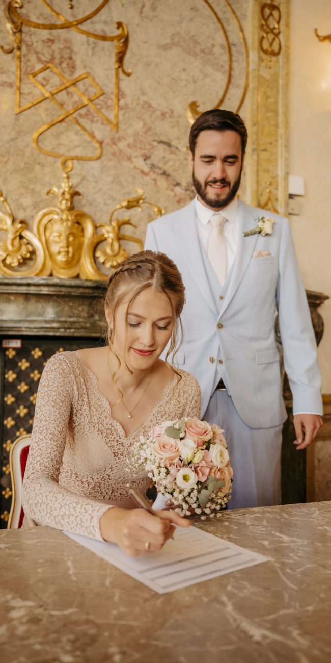 Anna und Martin feiern ihre Hochzeit im Marmorsaal von Schloss Mirabell in Salzburg am 27. April 2024. Romantisches Frühlingswetter und ein intimer Rahmen machen den Tag unvergesslich.