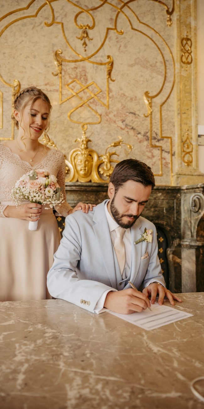 Anna und Martin feiern ihre Hochzeit im Marmorsaal von Schloss Mirabell in Salzburg am 27. April 2024. Romantisches Frühlingswetter und ein intimer Rahmen machen den Tag unvergesslich.