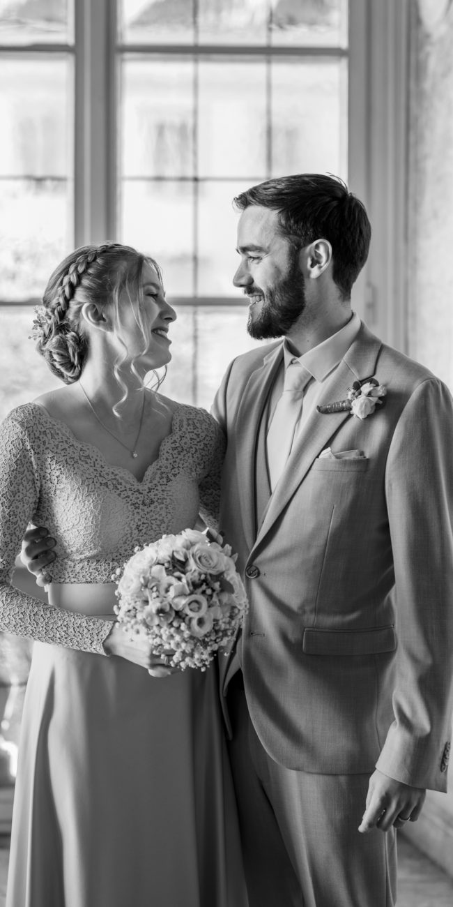 Anna und Martin feiern ihre Hochzeit im Marmorsaal von Schloss Mirabell in Salzburg am 27. April 2024. Romantisches Frühlingswetter und ein intimer Rahmen machen den Tag unvergesslich.
