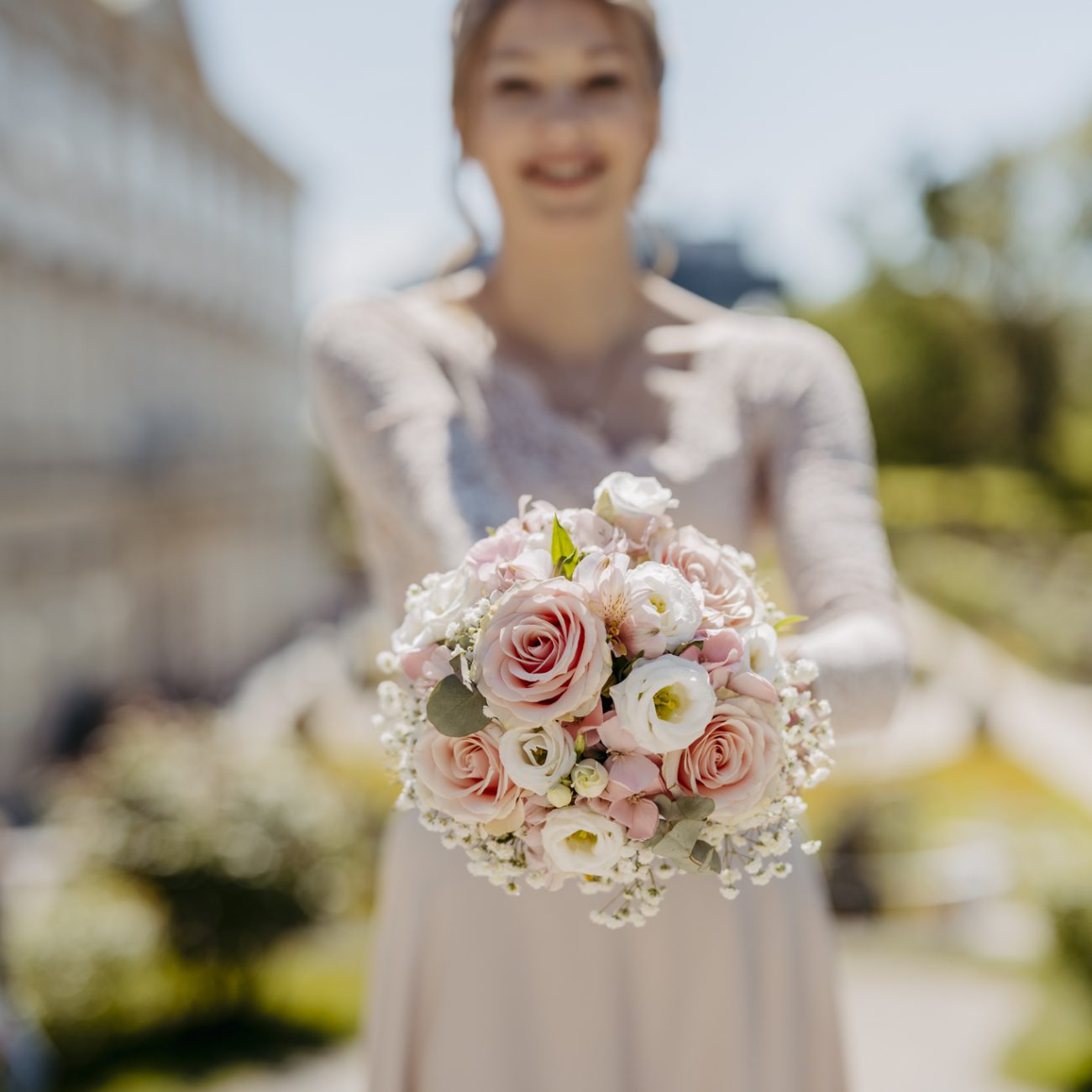 Anna und Martin feiern ihre Hochzeit im Marmorsaal von Schloss Mirabell in Salzburg am 27. April 2024. Romantisches Frühlingswetter und ein intimer Rahmen machen den Tag unvergesslich.