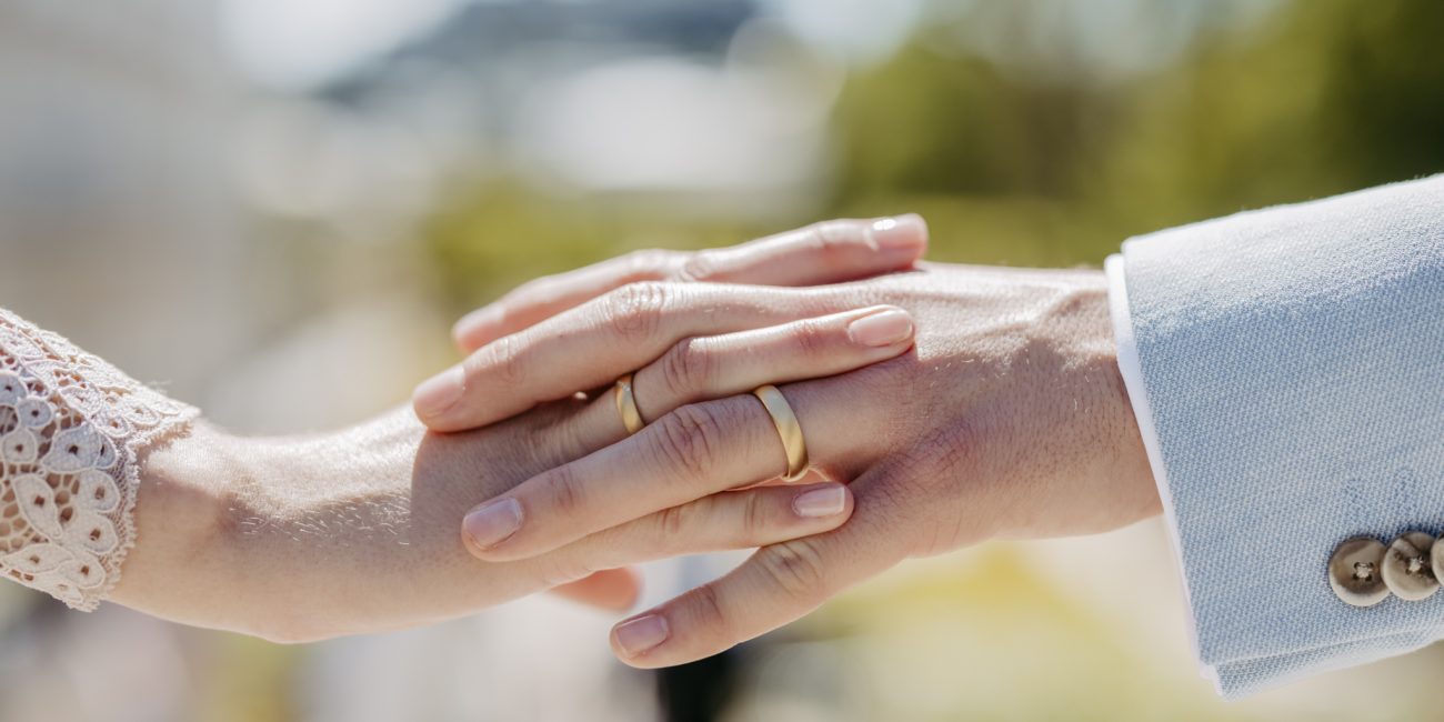 Anna und Martin feiern ihre Hochzeit im Marmorsaal von Schloss Mirabell in Salzburg am 27. April 2024. Romantisches Frühlingswetter und ein intimer Rahmen machen den Tag unvergesslich.