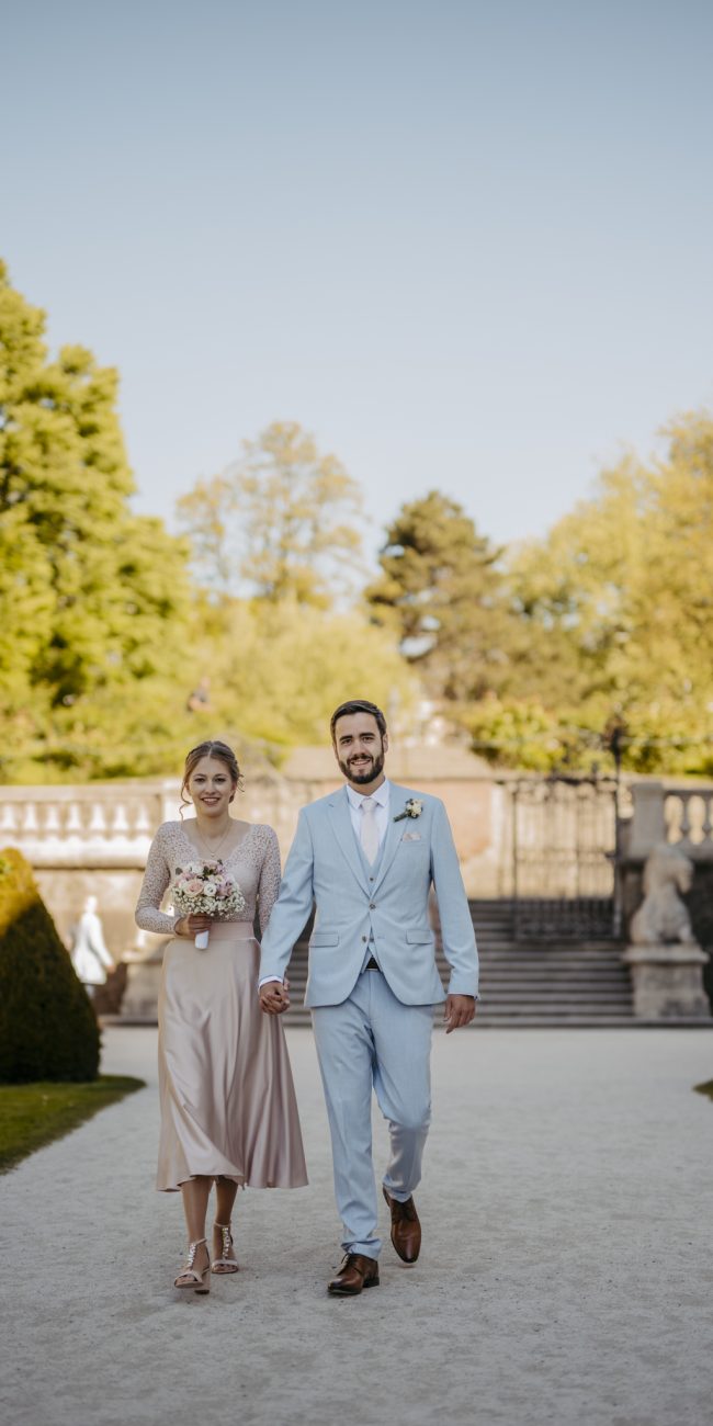 Anna und Martin feiern ihre Hochzeit im Marmorsaal von Schloss Mirabell in Salzburg am 27. April 2024. Romantisches Frühlingswetter und ein intimer Rahmen machen den Tag unvergesslich.