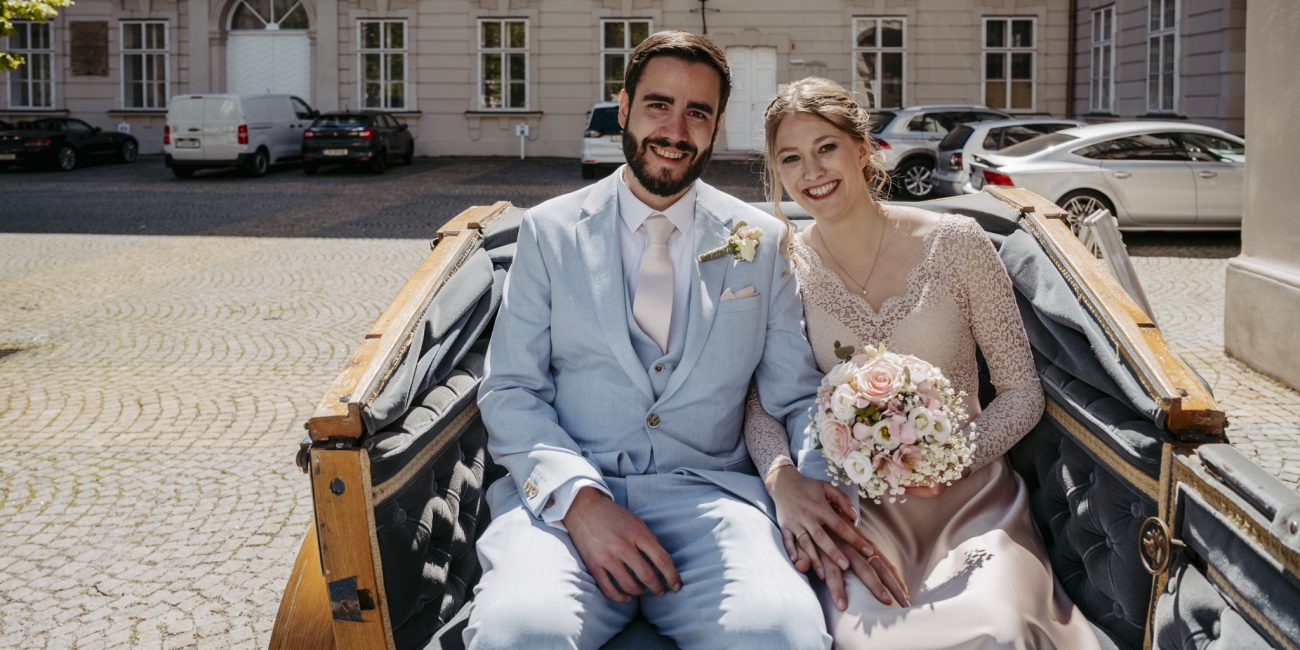 Anna und Martin feiern ihre Hochzeit im Marmorsaal von Schloss Mirabell in Salzburg am 27. April 2024. Romantisches Frühlingswetter und ein intimer Rahmen machen den Tag unvergesslich.
