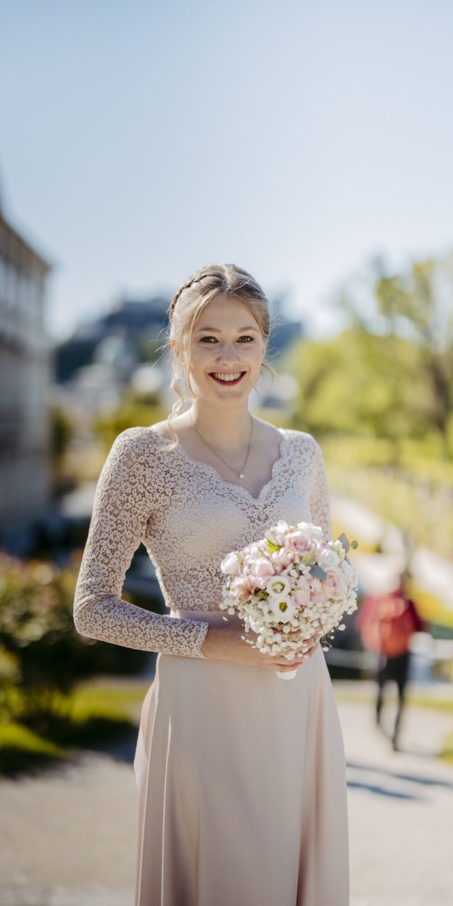 Anna und Martin feiern ihre Hochzeit im Marmorsaal von Schloss Mirabell in Salzburg am 27. April 2024. Romantisches Frühlingswetter und ein intimer Rahmen machen den Tag unvergesslich.