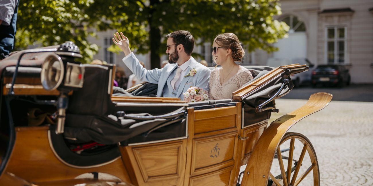 Anna und Martin feiern ihre Hochzeit im Marmorsaal von Schloss Mirabell in Salzburg am 27. April 2024. Romantisches Frühlingswetter und ein intimer Rahmen machen den Tag unvergesslich.