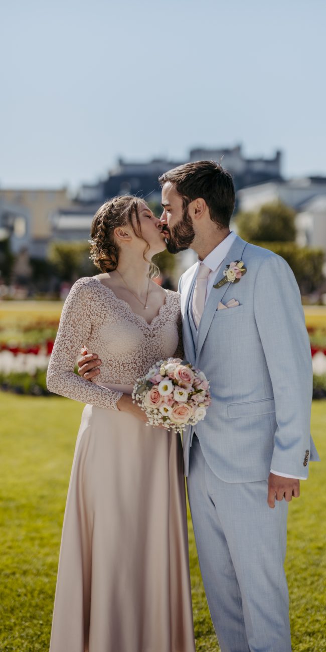Anna und Martin feiern ihre Hochzeit im Marmorsaal von Schloss Mirabell in Salzburg am 27. April 2024. Romantisches Frühlingswetter und ein intimer Rahmen machen den Tag unvergesslich.