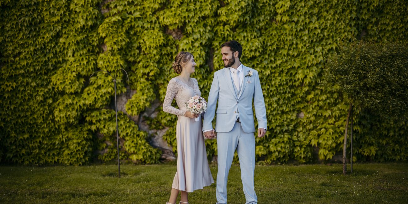 Anna und Martin feiern ihre Hochzeit im Marmorsaal von Schloss Mirabell in Salzburg am 27. April 2024. Romantisches Frühlingswetter und ein intimer Rahmen machen den Tag unvergesslich.