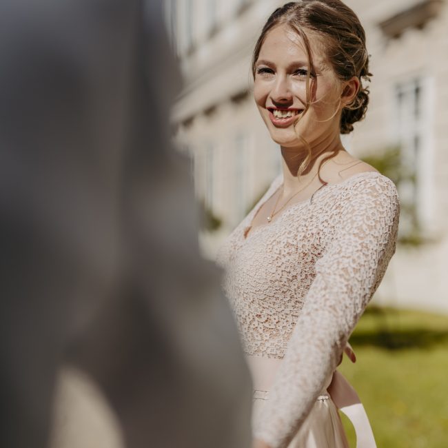 Anna und Martin feiern ihre Hochzeit im Marmorsaal von Schloss Mirabell in Salzburg am 27. April 2024. Romantisches Frühlingswetter und ein intimer Rahmen machen den Tag unvergesslich.