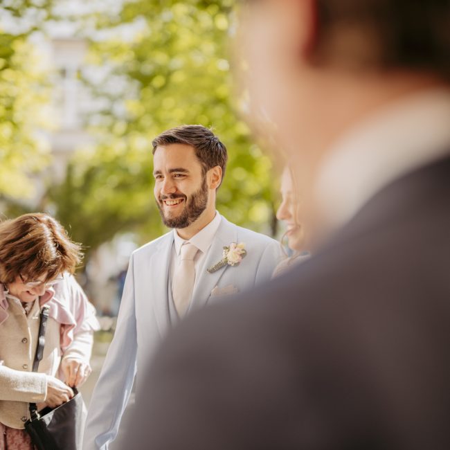 Anna und Martin feiern ihre Hochzeit im Marmorsaal von Schloss Mirabell in Salzburg am 27. April 2024. Romantisches Frühlingswetter und ein intimer Rahmen machen den Tag unvergesslich.
