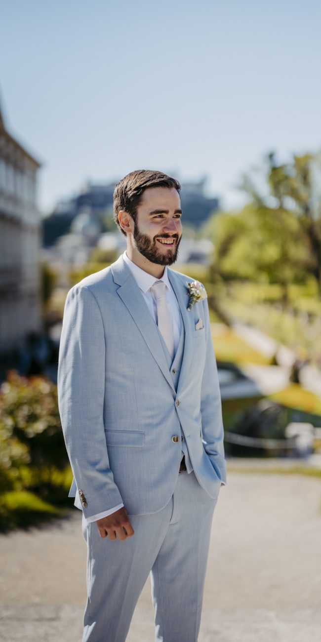 Anna und Martin feiern ihre Hochzeit im Marmorsaal von Schloss Mirabell in Salzburg am 27. April 2024. Romantisches Frühlingswetter und ein intimer Rahmen machen den Tag unvergesslich.