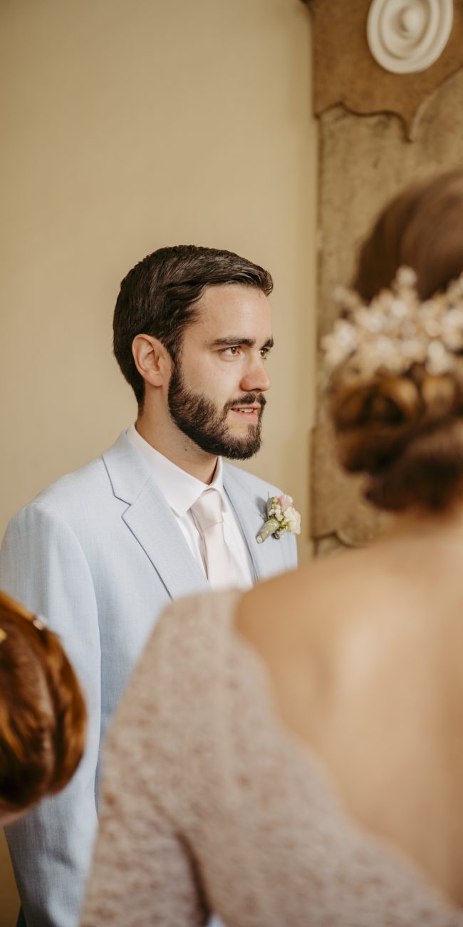 Anna und Martin feiern ihre Hochzeit im Marmorsaal von Schloss Mirabell in Salzburg am 27. April 2024. Romantisches Frühlingswetter und ein intimer Rahmen machen den Tag unvergesslich.