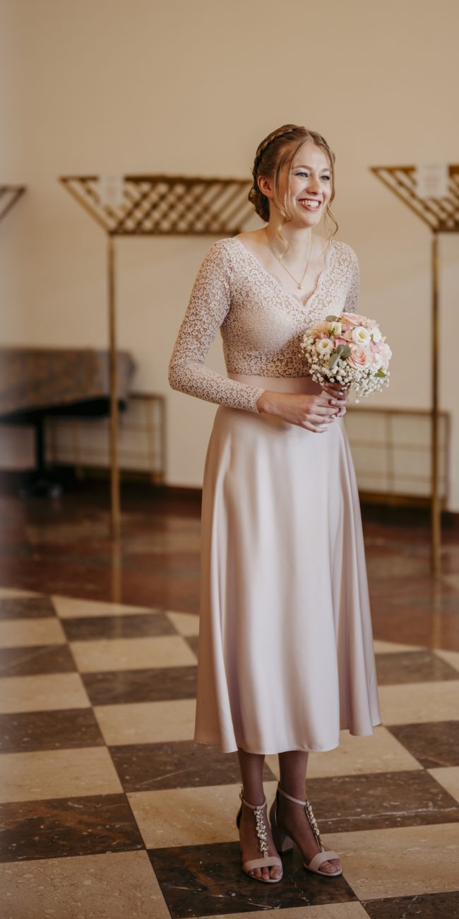 Anna und Martin feiern ihre Hochzeit im Marmorsaal von Schloss Mirabell in Salzburg am 27. April 2024. Romantisches Frühlingswetter und ein intimer Rahmen machen den Tag unvergesslich.