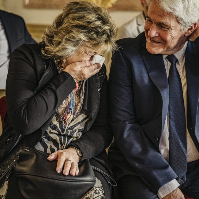 Marian und Tanja bei ihrer Winterhochzeit im Schloss Mirabell Salzburg, emotionale Trauung im Marmorsaal und romantische Momente im verschneiten Mirabellgarten.