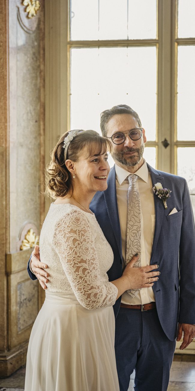 Marian und Tanja bei ihrer Winterhochzeit im Schloss Mirabell Salzburg, emotionale Trauung im Marmorsaal und romantische Momente im verschneiten Mirabellgarten.