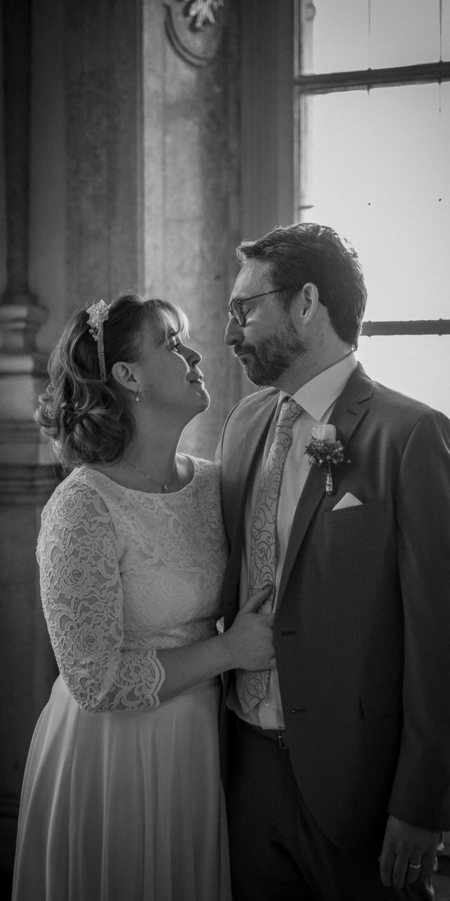 Marian und Tanja bei ihrer Winterhochzeit im Schloss Mirabell Salzburg, emotionale Trauung im Marmorsaal und romantische Momente im verschneiten Mirabellgarten.