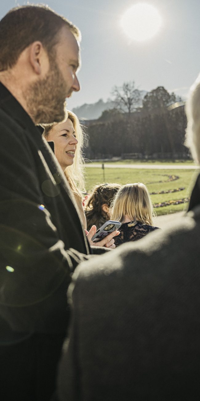 Marian und Tanja bei ihrer Winterhochzeit im Schloss Mirabell Salzburg, emotionale Trauung im Marmorsaal und romantische Momente im verschneiten Mirabellgarten.