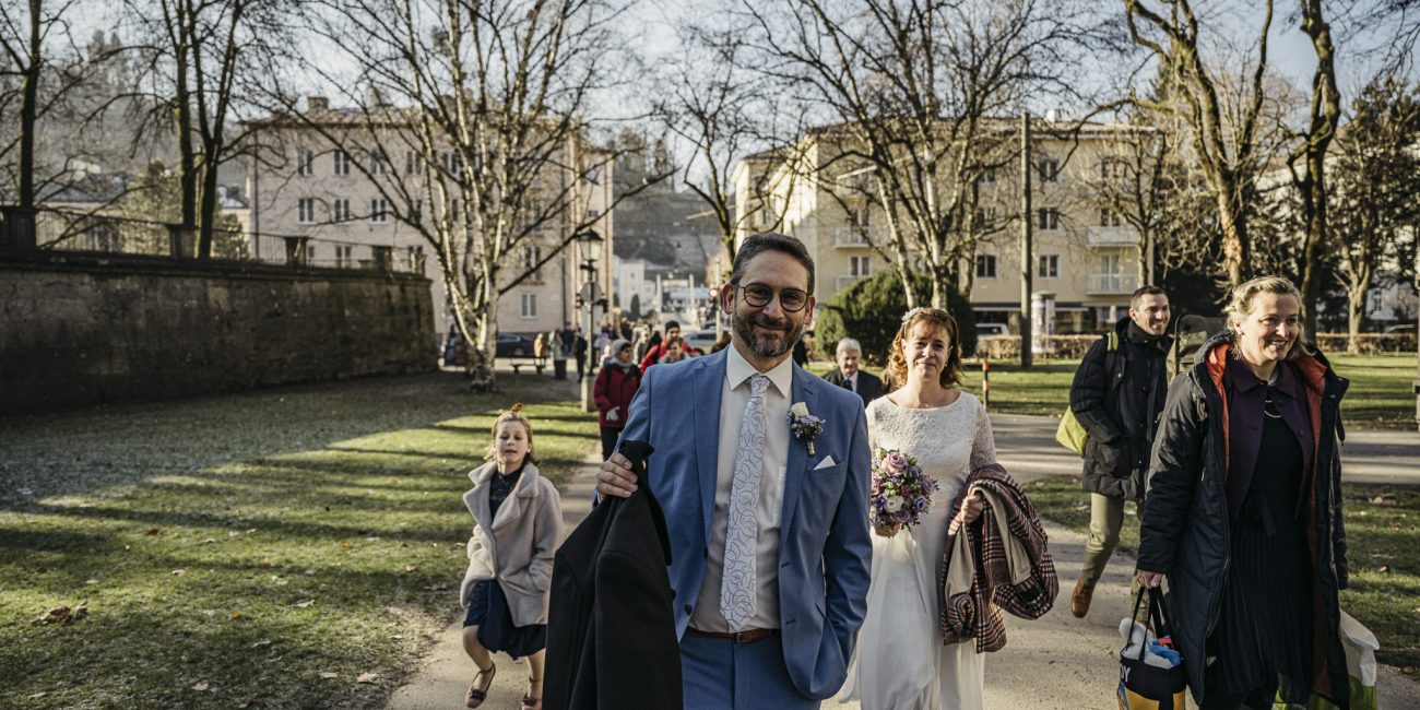 Marian und Tanja bei ihrer Winterhochzeit im Schloss Mirabell Salzburg, emotionale Trauung im Marmorsaal und romantische Momente im verschneiten Mirabellgarten.