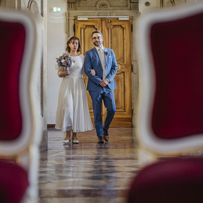 Marian und Tanja bei ihrer Winterhochzeit im Schloss Mirabell Salzburg, emotionale Trauung im Marmorsaal und romantische Momente im verschneiten Mirabellgarten.