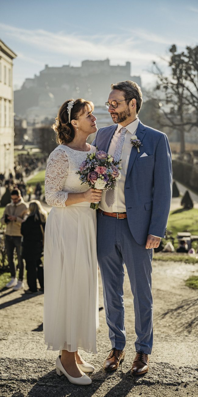 Marian und Tanja bei ihrer Winterhochzeit im Schloss Mirabell Salzburg, emotionale Trauung im Marmorsaal und romantische Momente im verschneiten Mirabellgarten.