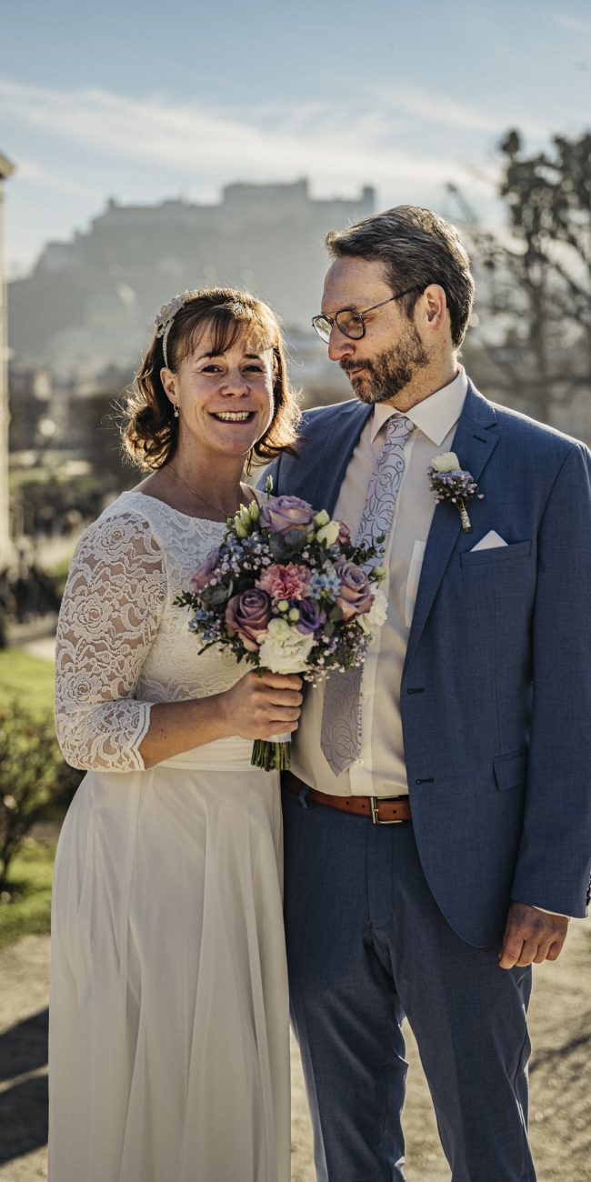 Marian und Tanja bei ihrer Winterhochzeit im Schloss Mirabell Salzburg, emotionale Trauung im Marmorsaal und romantische Momente im verschneiten Mirabellgarten.