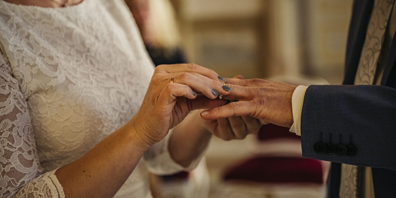 Marian und Tanja bei ihrer Winterhochzeit im Schloss Mirabell Salzburg, emotionale Trauung im Marmorsaal und romantische Momente im verschneiten Mirabellgarten.