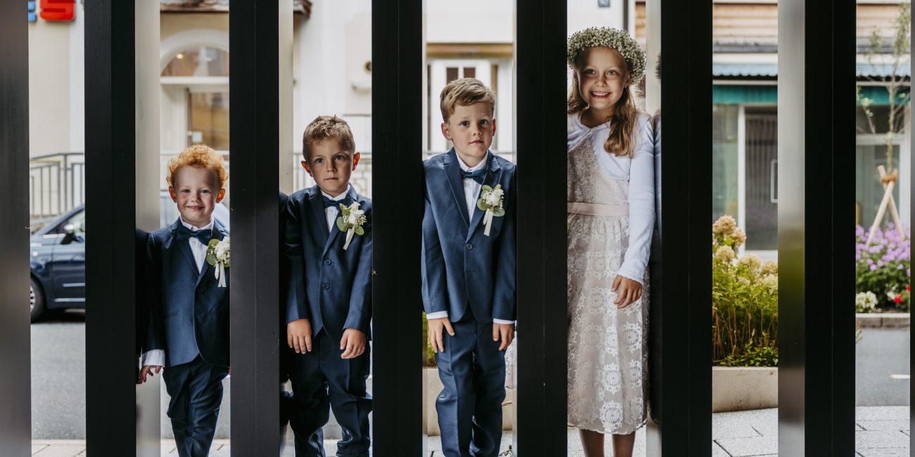 Kinder und Enkelkinder bei der Hochzeit