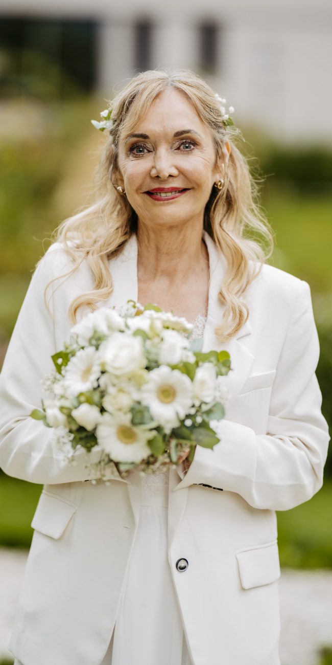 Braut mit Brautstrauß im Marienheilgarten