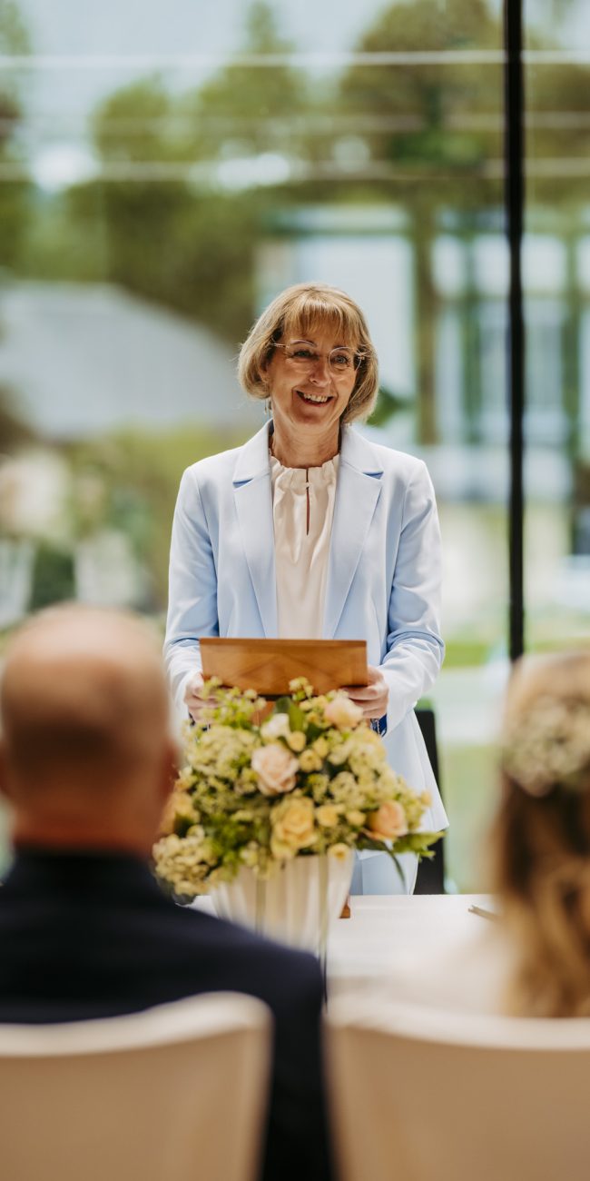 Standesbeamtin bei der Trauung in Großgmain