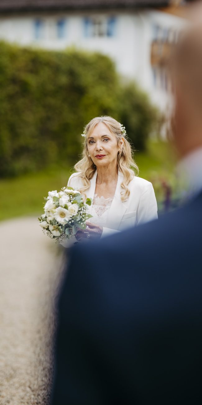 Braut mit Brautstrauß im Marienheilgarten