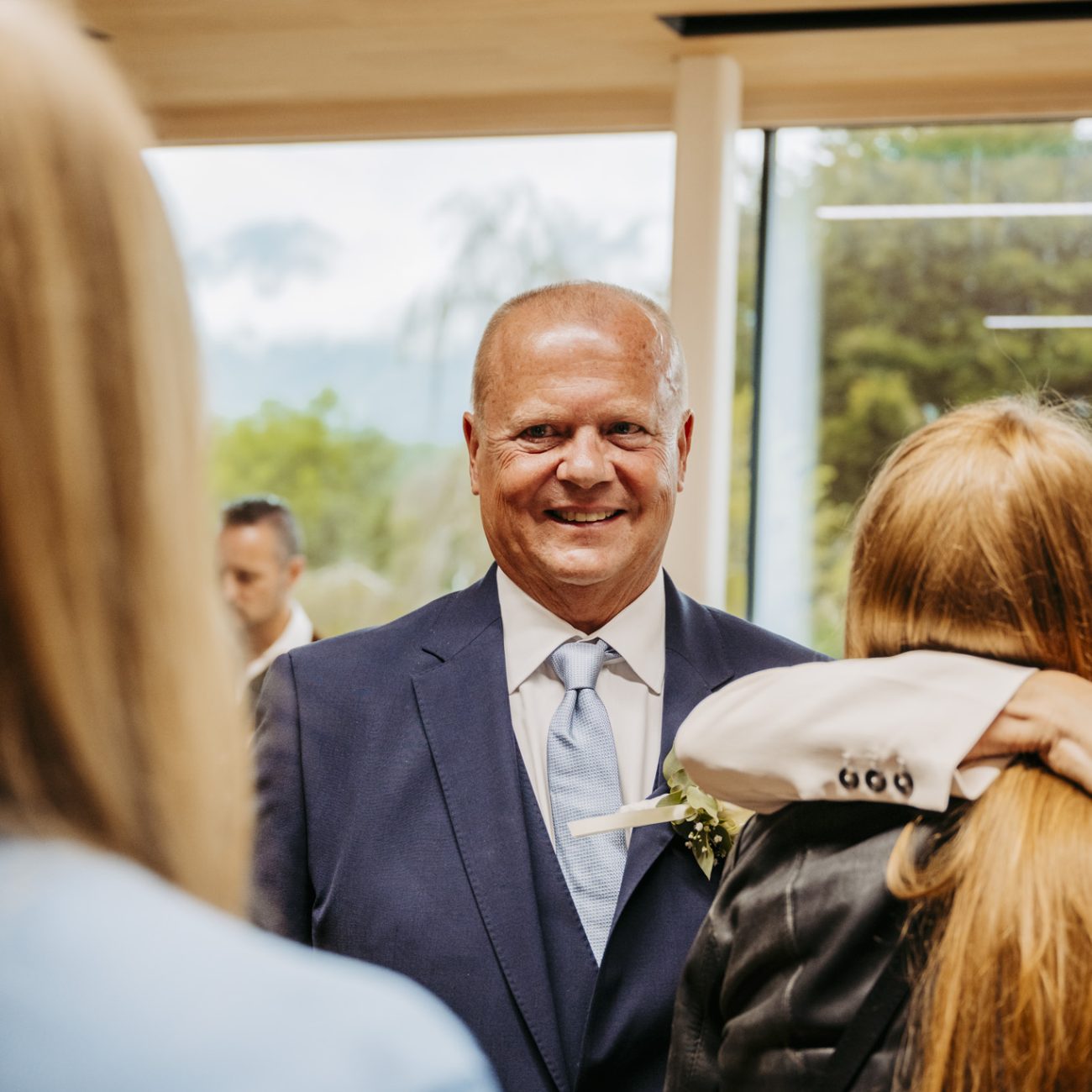 Emotionale Momente während der standesamtlichen Hochzeit