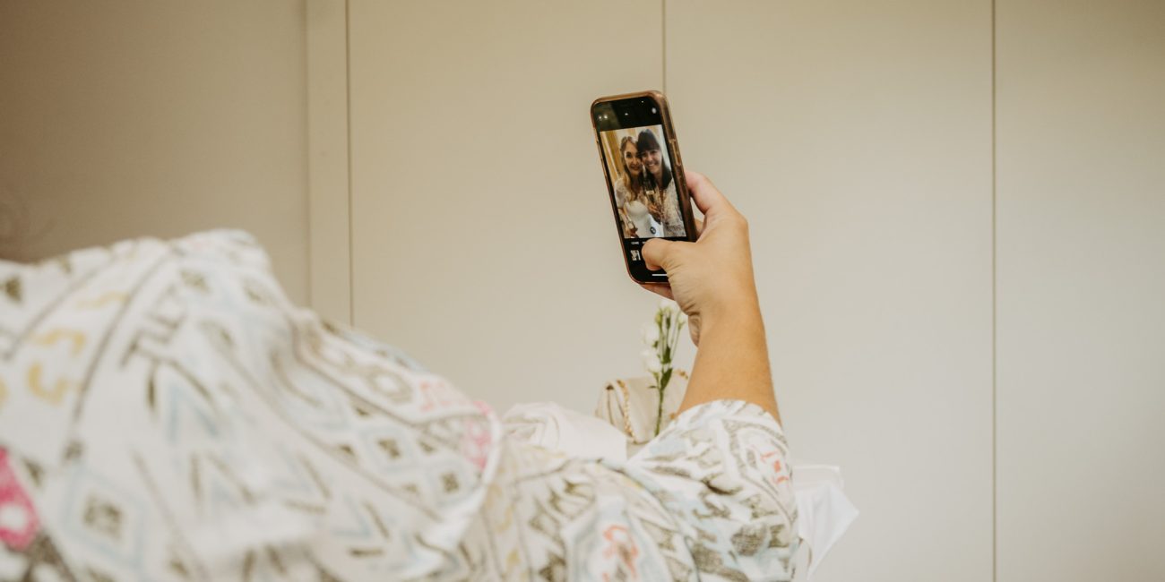 Emotionale Momente während der standesamtlichen Hochzeit