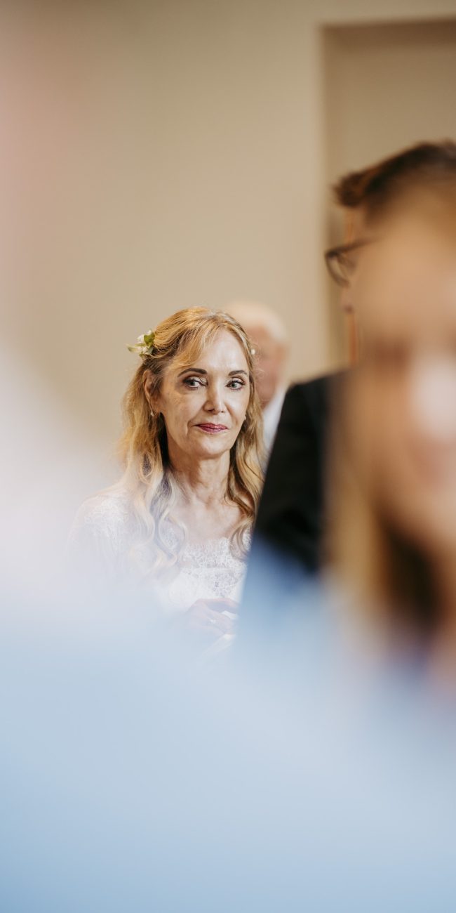 Emotionale Momente während der standesamtlichen Hochzeit