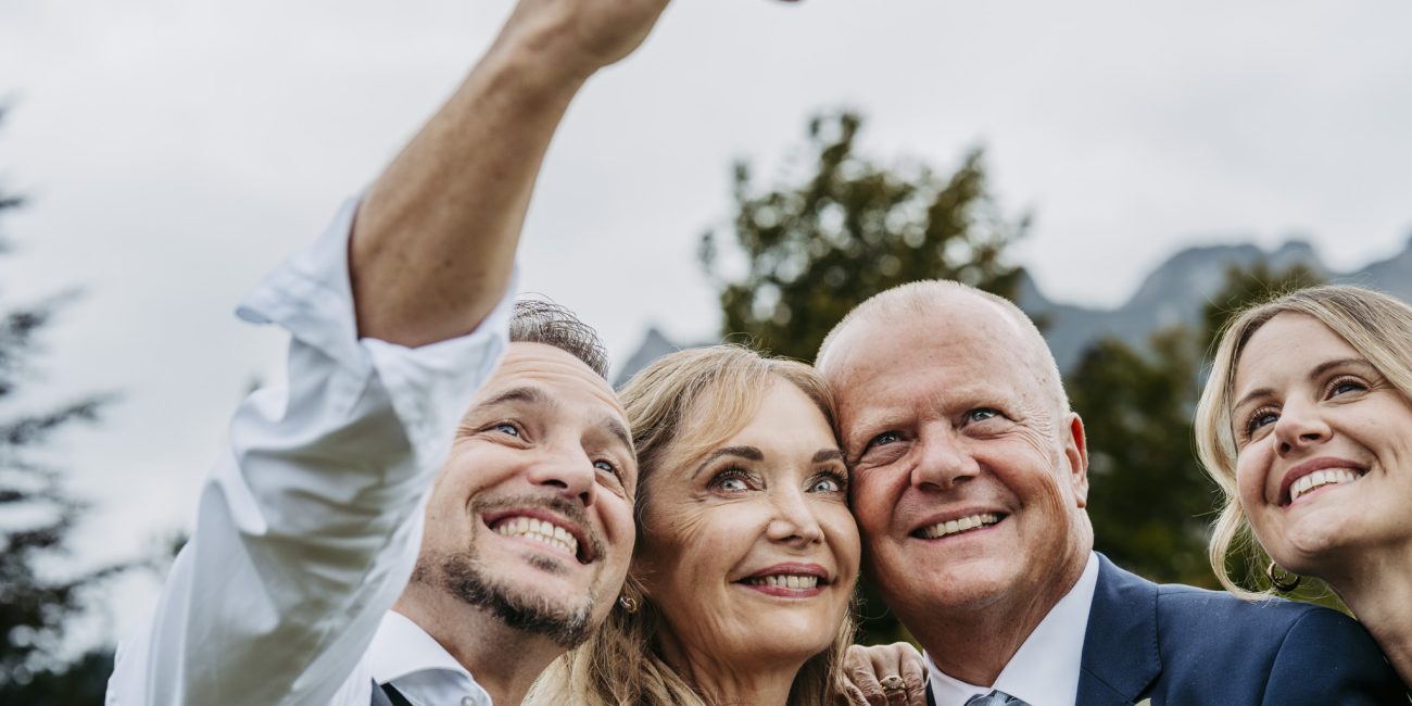 Emotionale Momente während der standesamtlichen Hochzeit