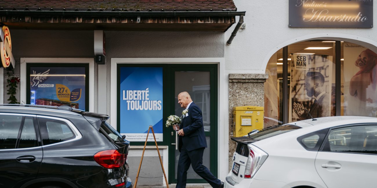 Bräutigam auf dem Weg zum Standesamt Großgmain